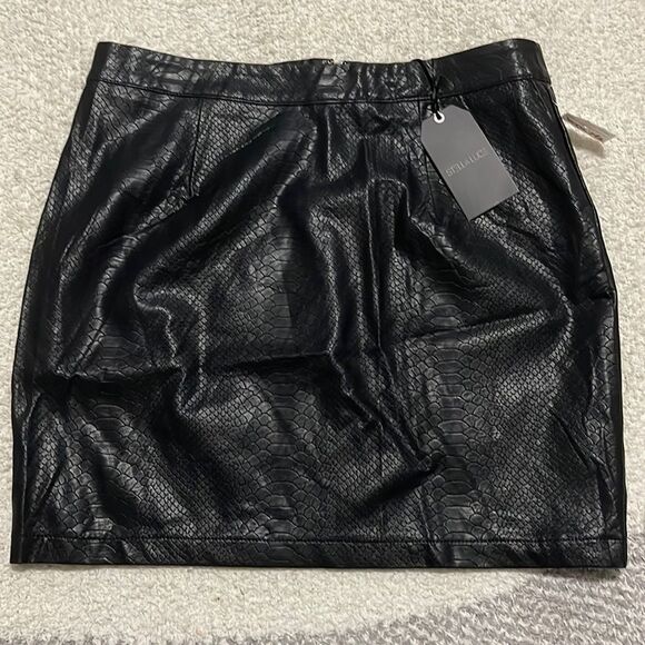 NWT- Stella Luce - L. Animal Print Mini Skirt - Picture 1 of 10